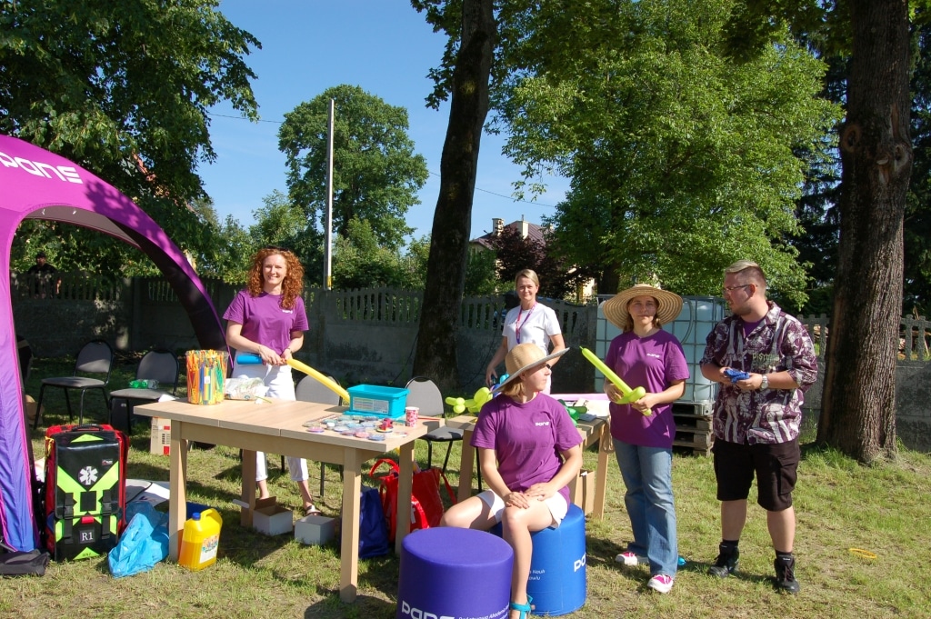 Piknik Rodzinny PANS w Jarosławiu: Uczestnicy z balonami przy stole.