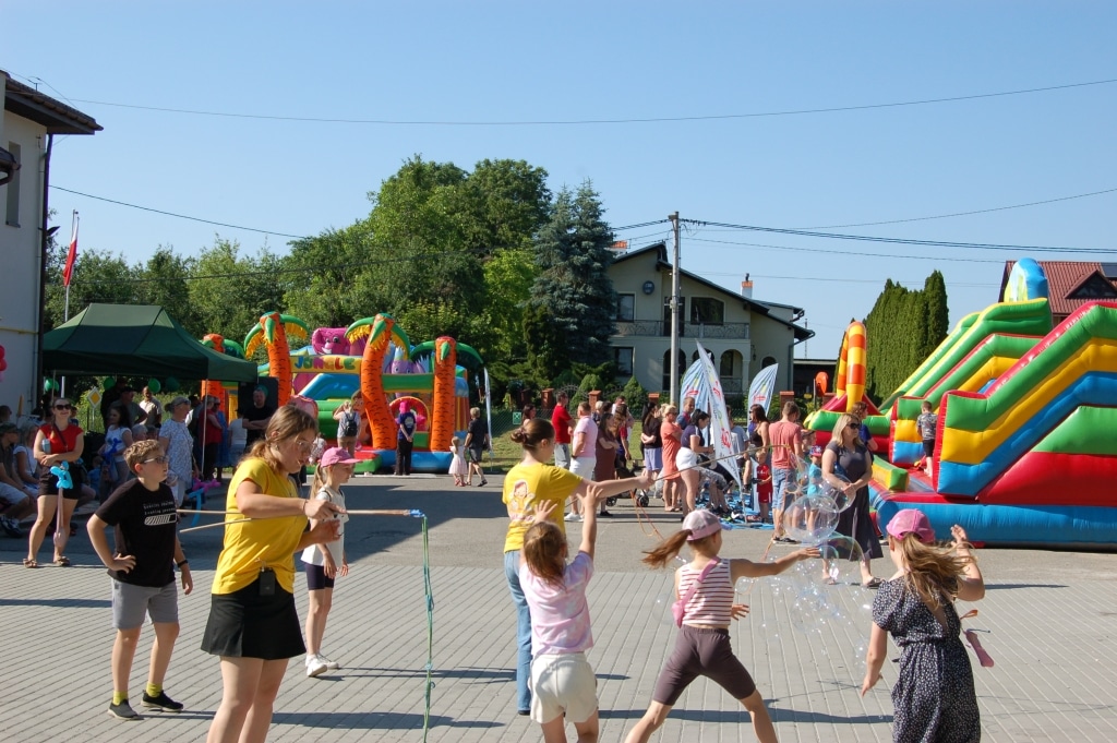 Dzieci puszczają bańki na pikniku rodzinnym w Łowcach