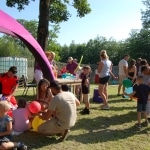 Piknik Rodzinny w Łowcach: Dzieci i dorośli bawią się na trawie.