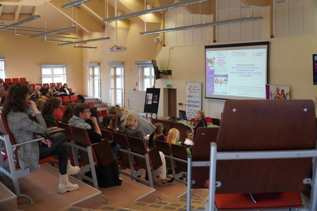 Konferencja naukowa o bólu duszy: publiczność słucha prelegentów