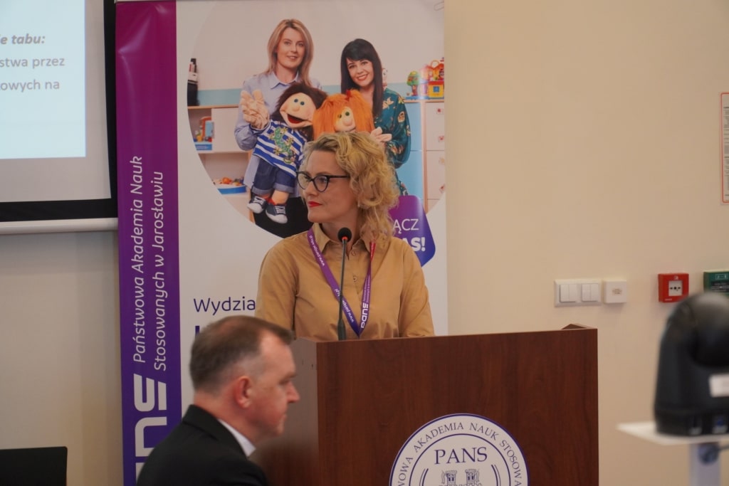 Konferencja naukowa WH: prelegentka przy mównicy
