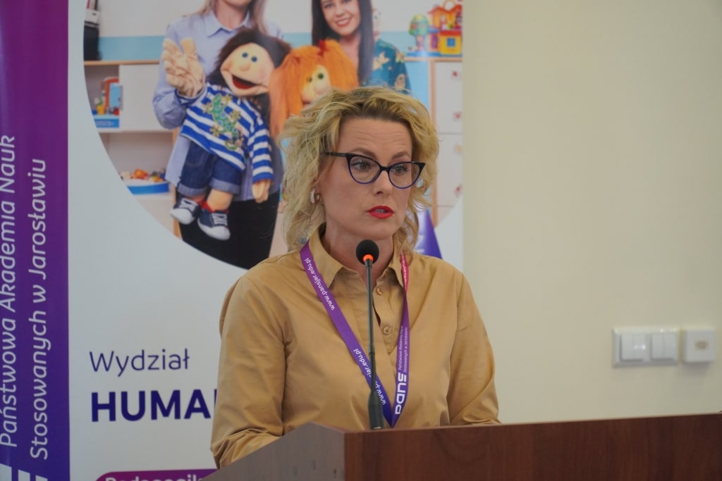 Konferencja naukowa WH: Kobieta przemawia przy mównicy
