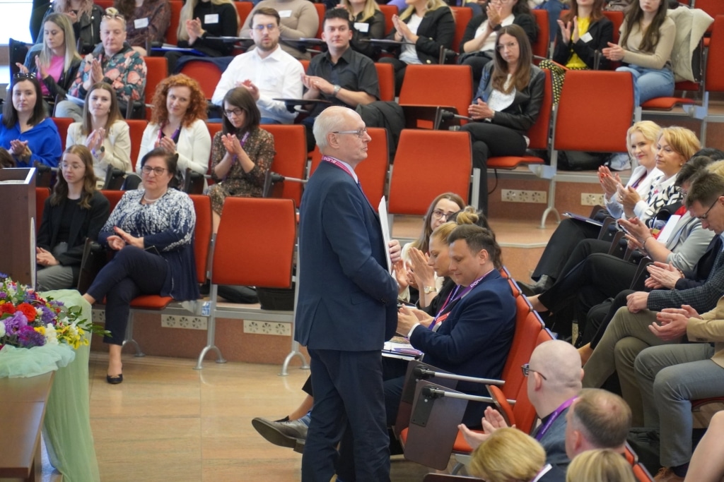 Konferencja naukowa WH: prelegent przemawia do uczestników w sali wykładowej.