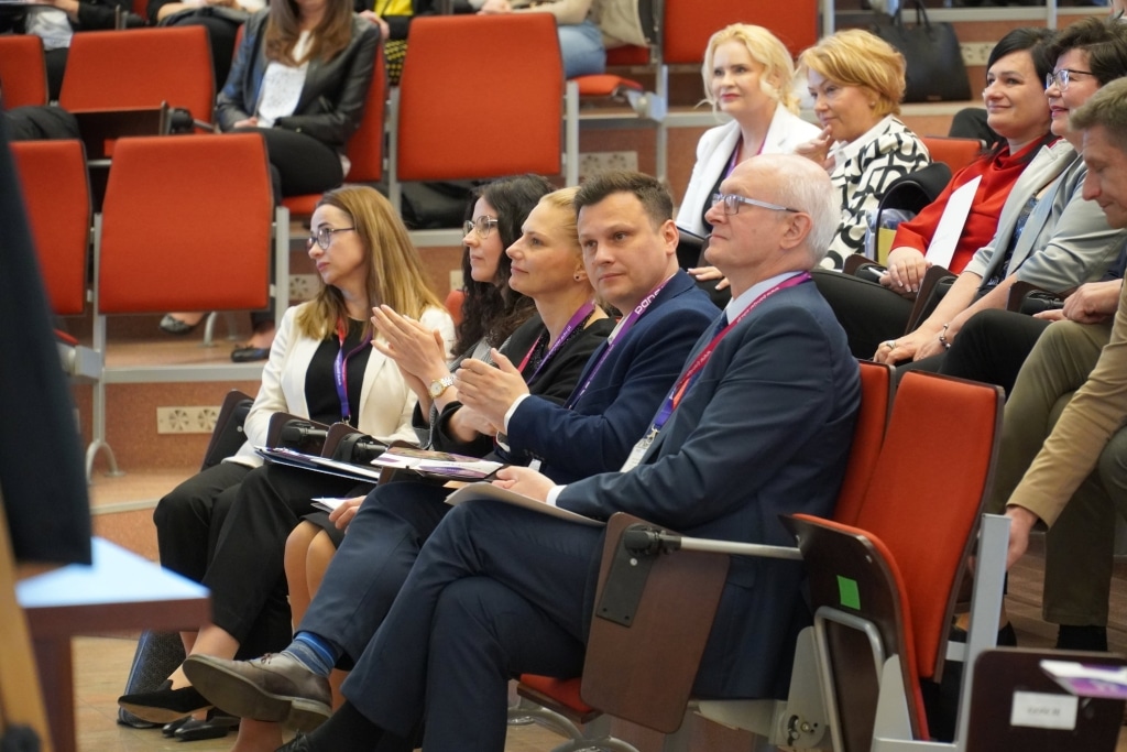 Uczestnicy konferencji naukowej WH o bólu duszy i utracie sensu życia siedzą na sali.