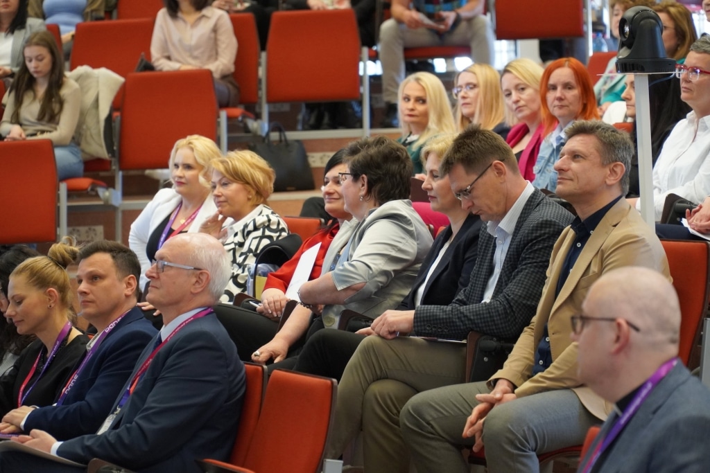 Uczestnicy konferencji naukowej WH siedzą na sali.