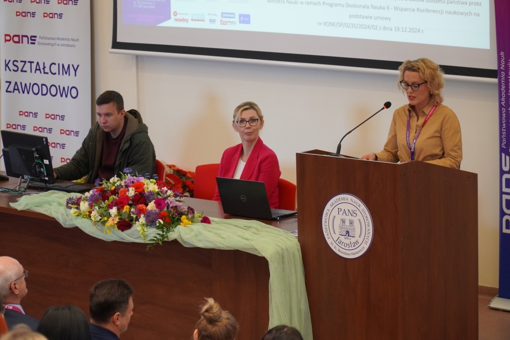 Konferencja naukowa: Kiedy boli dusza i życie traci sens. Prelegentka przy mównicy.