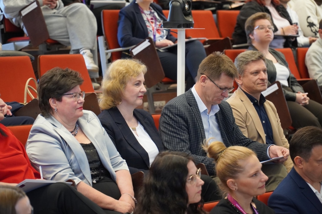 Uczestnicy konferencji naukowej "Kiedy boli dusza i życie traci sens" siedzą w audytorium.