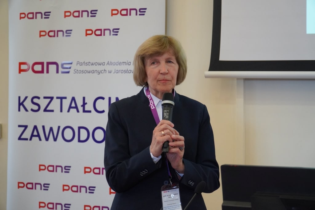 Prof. dr hab. Krystyna Włodarczyk podczas konferencji naukowej WH w PANS Jarosław
