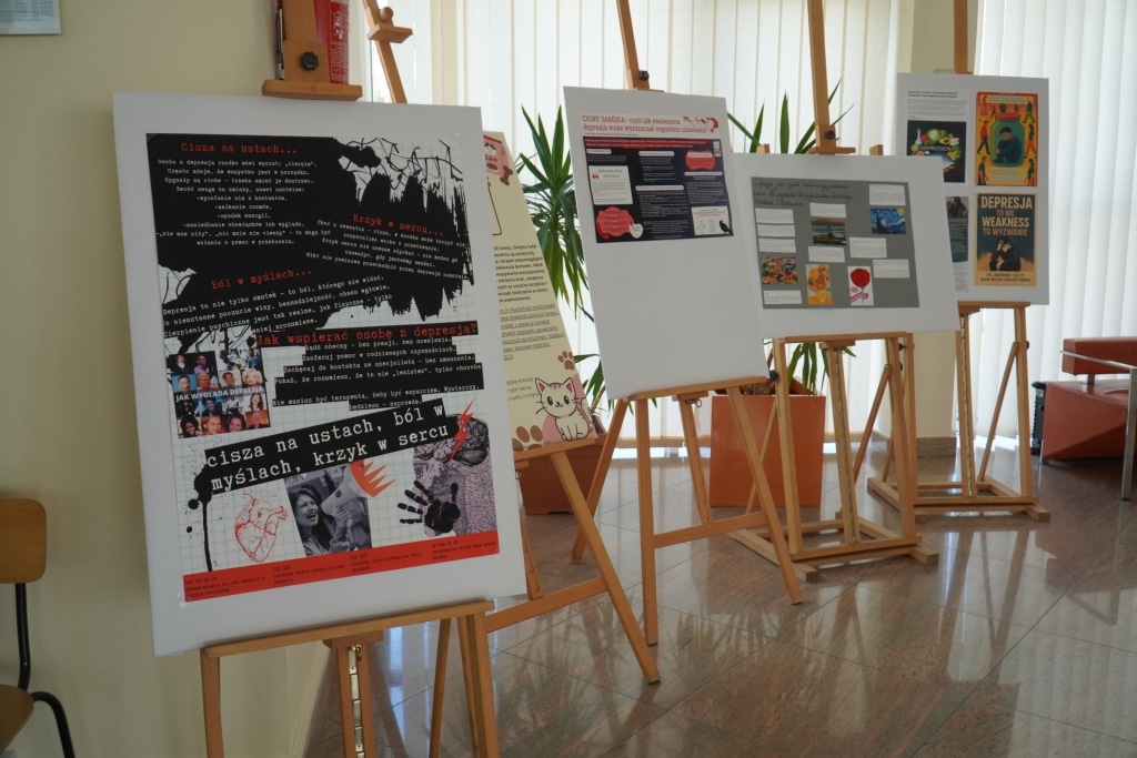 Plakaty na konferencji naukowej WH o bólu psychicznym i depresji
