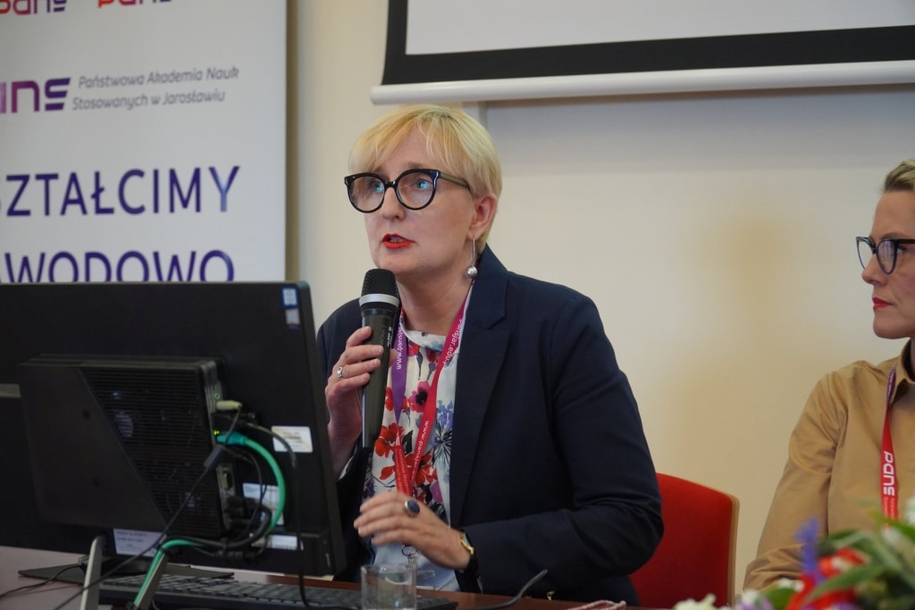 Kobieta z mikrofonem na konferencji naukowej WH o bólu duszy