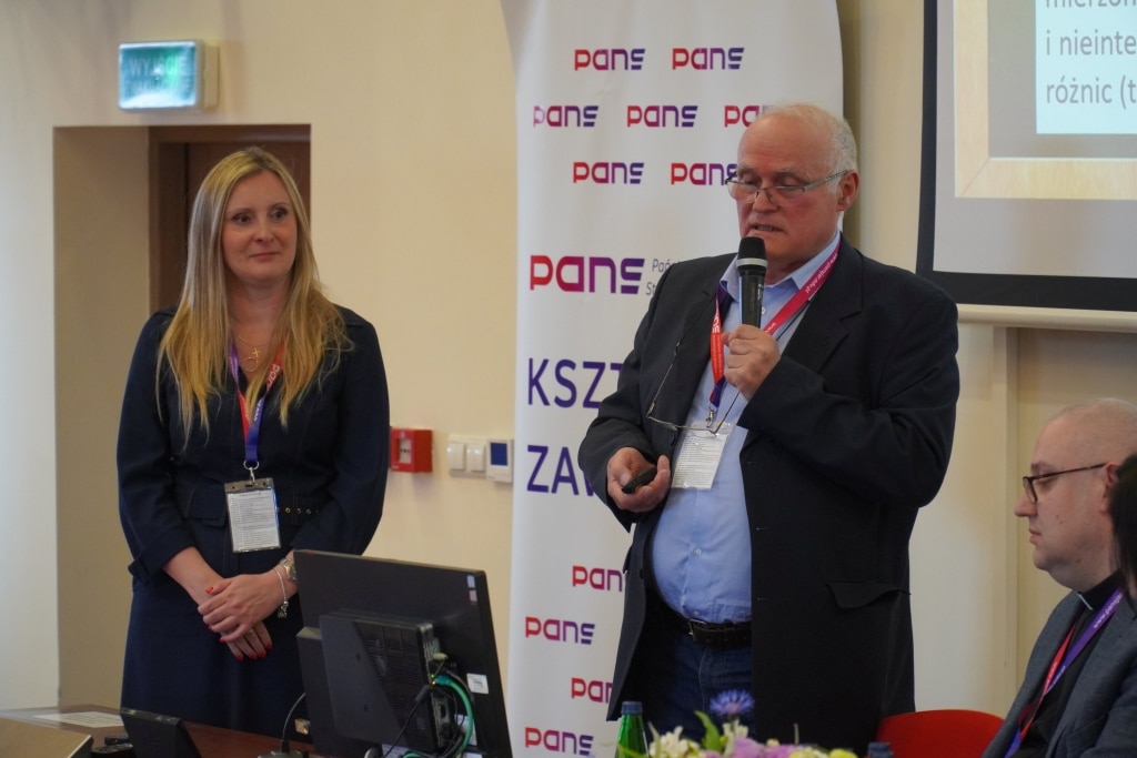 Konferencja naukowa WH: Mężczyzna przemawia, kobieta stoi obok
