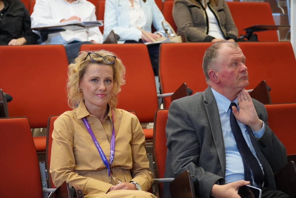 Konferencja naukowa WH: uczestnicy słuchają prelegentów.