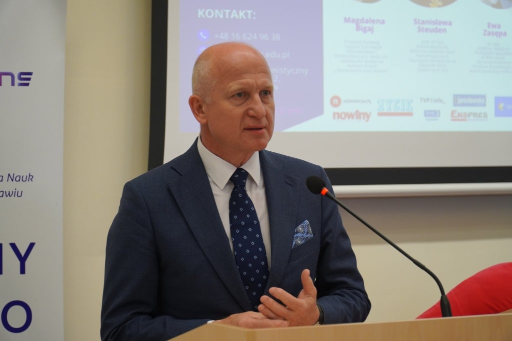 Konferencja naukowa WH: Mężczyzna przemawia przy mikrofonie