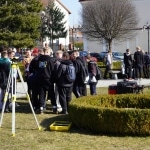 Grupa młodych ludzi na Dniu Otwartym, z dronem w tle.