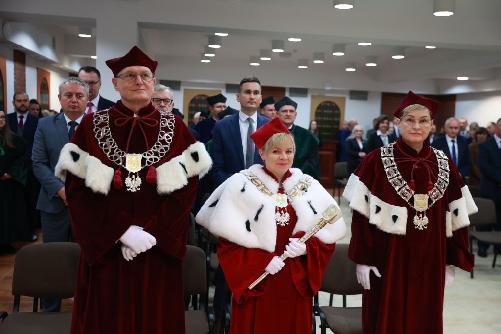Inauguracja Roku Akademickiego: profesorowie w togach podczas uroczystości