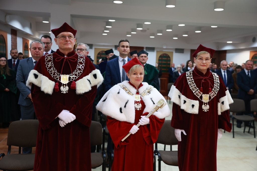 Uroczysta inauguracja roku akademickiego z udziałem profesorów w togach.