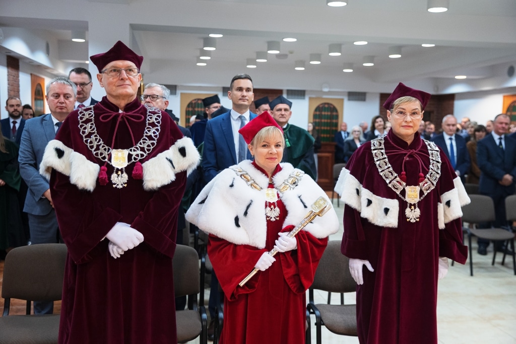 Uroczysta inauguracja roku akademickiego z udziałem profesorów w togach.