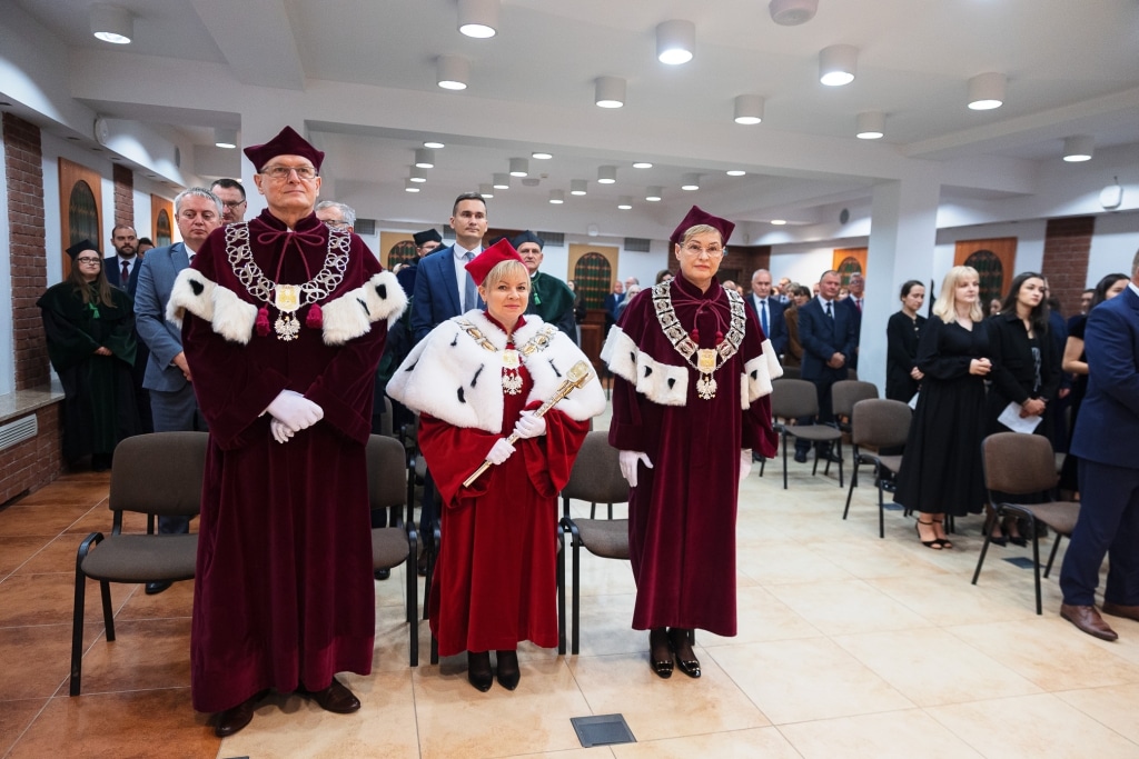 Inauguracja Roku Akademickiego: Rektor i profesorowie w togach