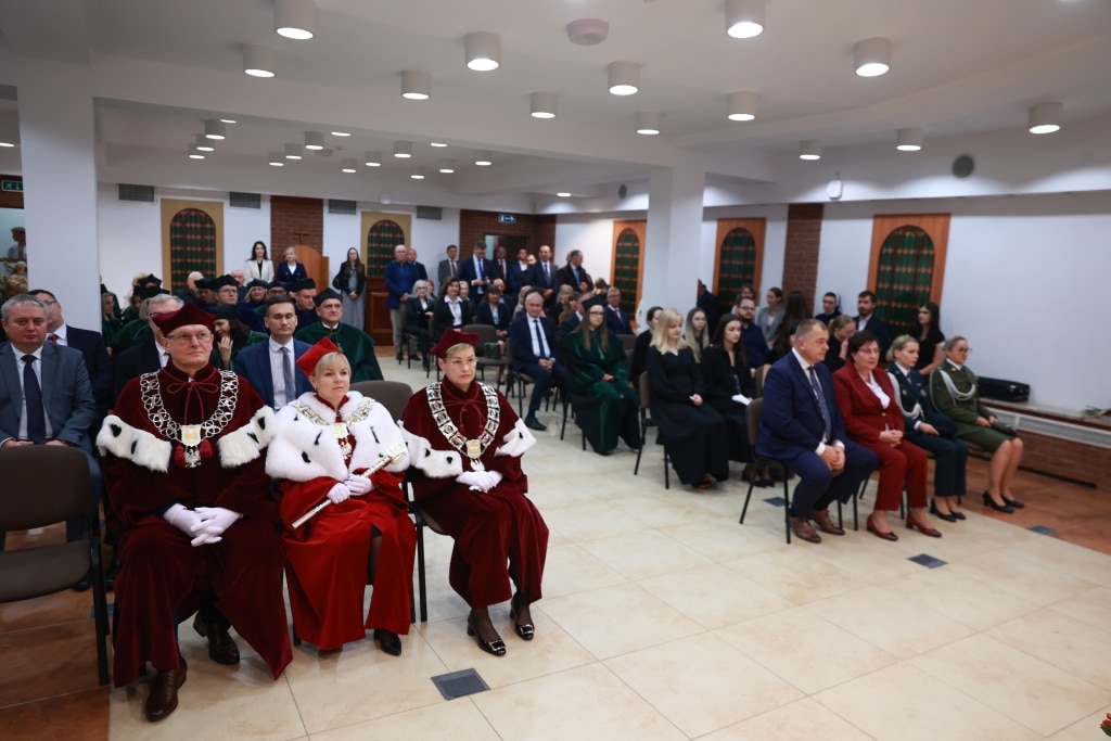 Uroczysta inauguracja roku akademickiego z udziałem profesorów w togach.