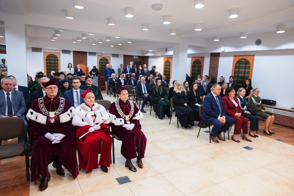 Uroczysta inauguracja roku akademickiego z udziałem profesorów w togach.