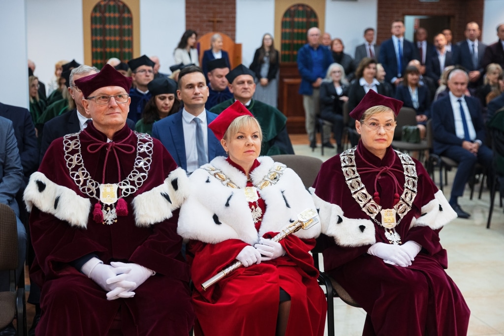 Uroczysta inauguracja roku akademickiego z udziałem profesorów w togach.