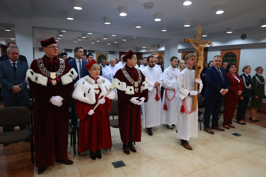 Uroczysta inauguracja roku akademickiego z udziałem duchowieństwa i profesorów.