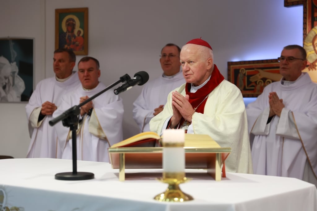 Kardynał z innymi księżmi podczas Inauguracji Roku Akademickiego