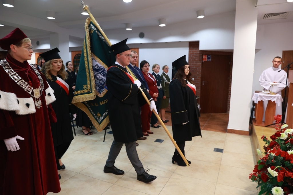 Uroczysta inauguracja roku akademickiego z udziałem studentów i wykładowców.