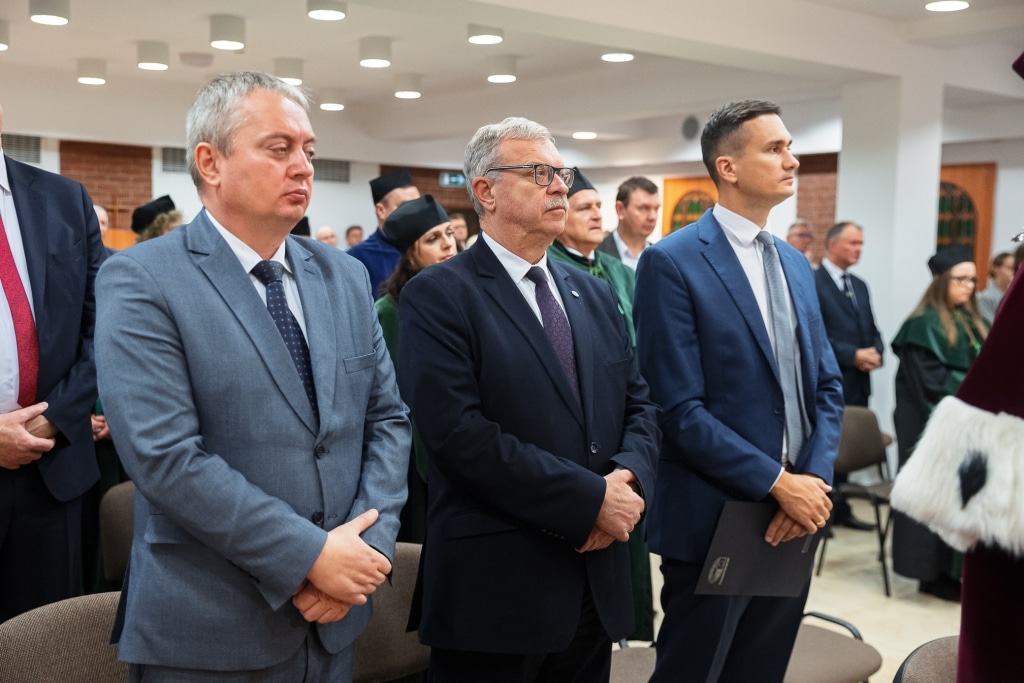 Uroczysta inauguracja roku akademickiego: mężczyźni w togach i garniturach