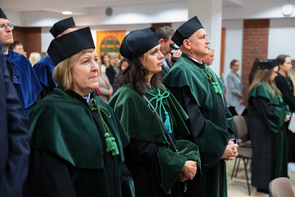 Uroczysta inauguracja roku akademickiego z udziałem profesorów w togach.