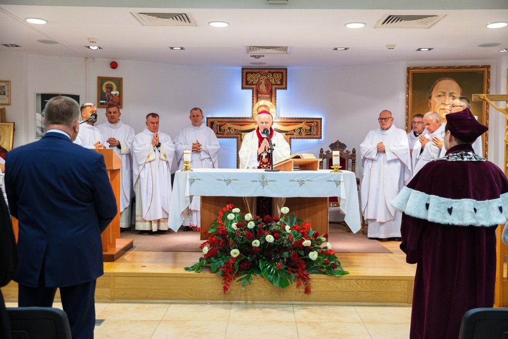 Inauguracja Roku Akademickiego: Biskup przewodniczy mszy w otoczeniu duchownych i wiernych.