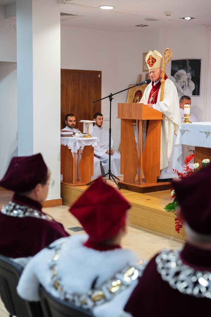 Biskup podczas inauguracji Roku Akademickiego przemawia przy ambonie