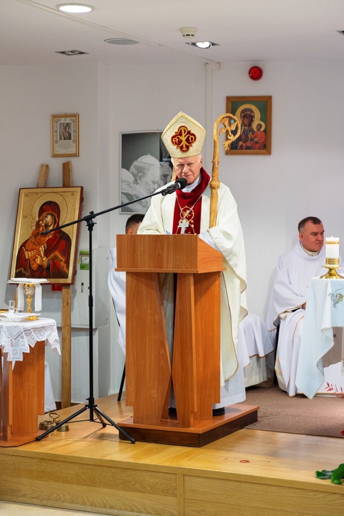 Biskup podczas inauguracji Roku Akademickiego przemawia przy ambonie.