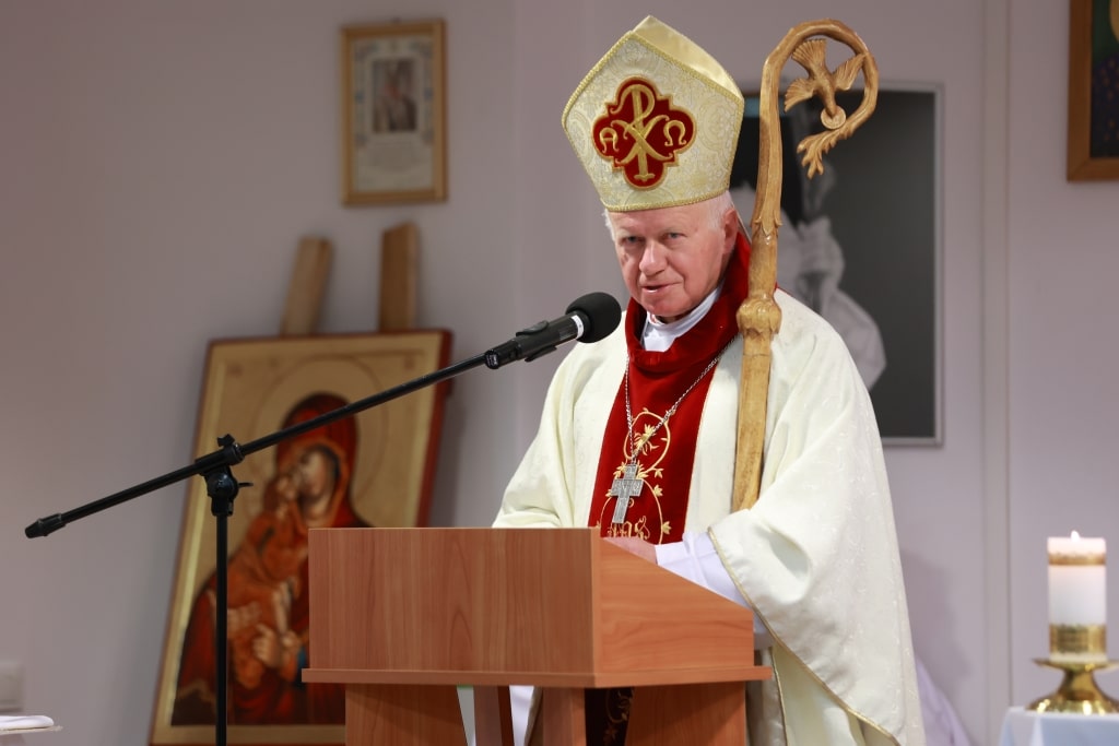 Biskup w stroju liturgicznym przemawia podczas inauguracji Roku Akademickiego