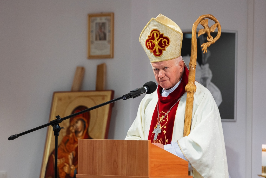Biskup w stroju liturgicznym przemawia podczas inauguracji Roku Akademickiego.