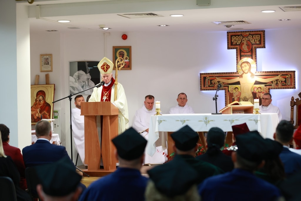 Biskup podczas inauguracji roku akademickiego, przemawia przy ambionie