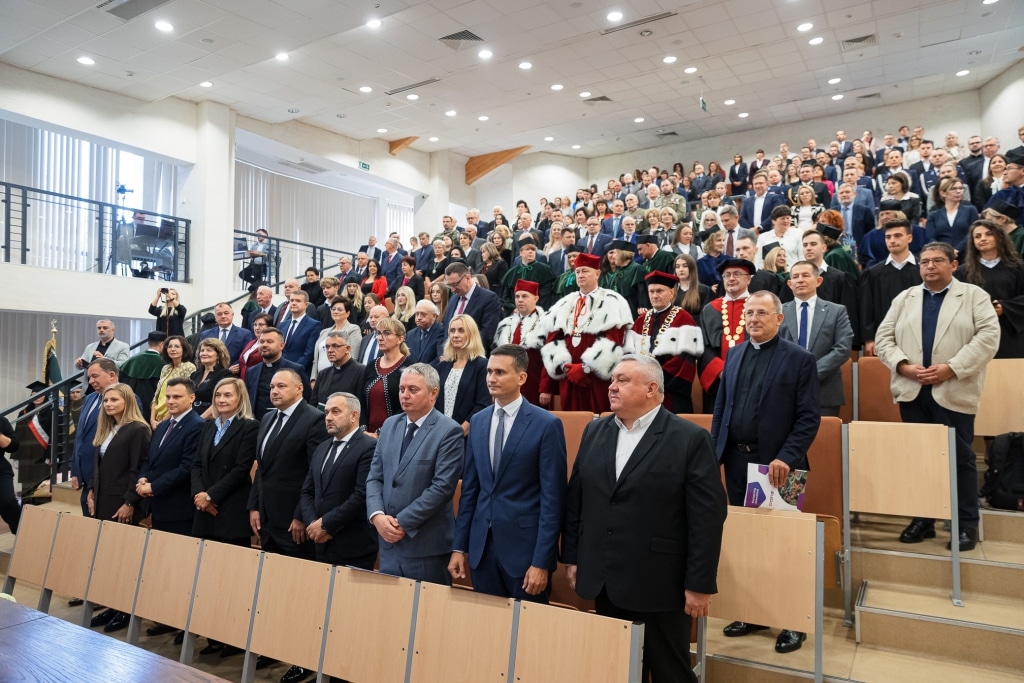 Uroczysta inauguracja roku akademickiego z udziałem profesorów i studentów.