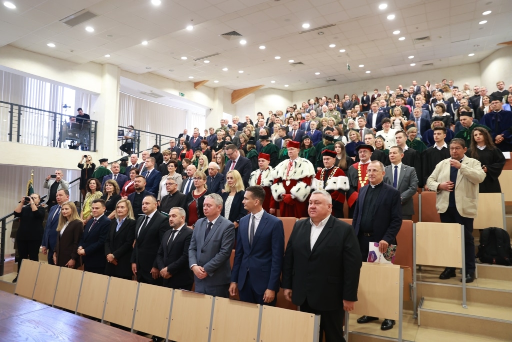 Uroczysta inauguracja roku akademickiego z udziałem profesorów i studentów