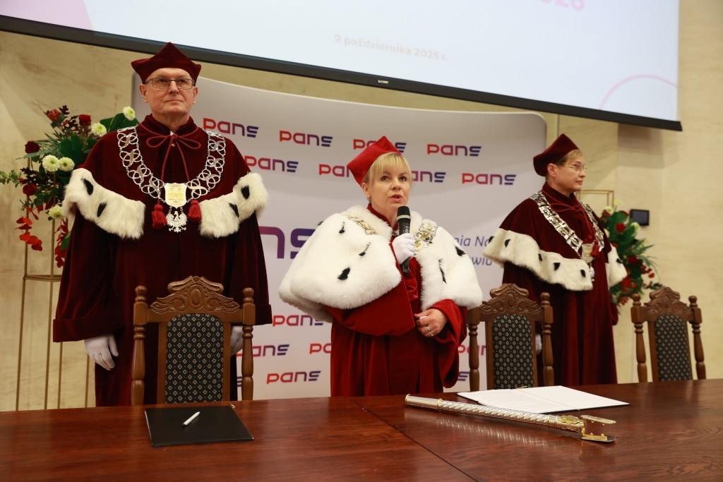 Uroczysta inauguracja roku akademickiego z udziałem profesorów w togach.