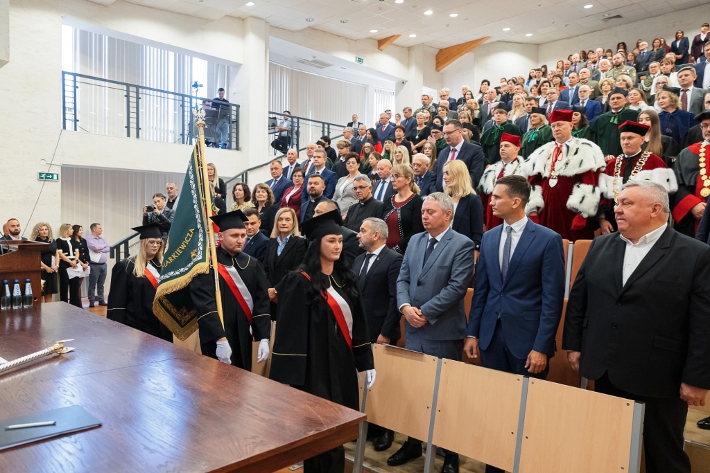Uroczysta inauguracja roku akademickiego z udziałem profesorów i studentów w togach.