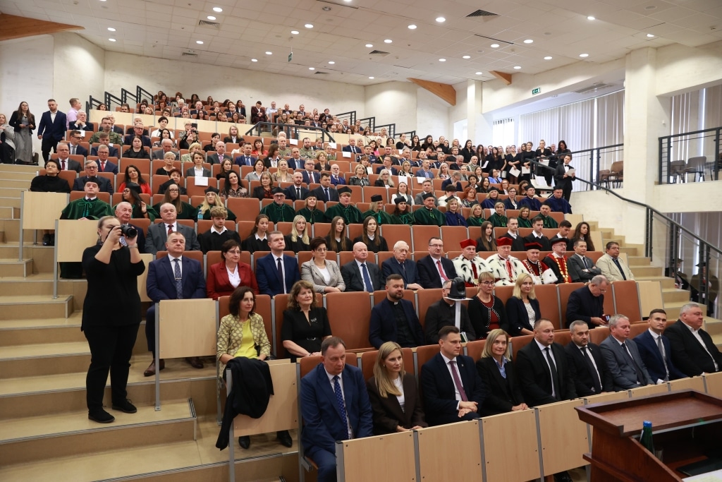 Uroczysta inauguracja roku akademickiego z udziałem profesorów i studentów.