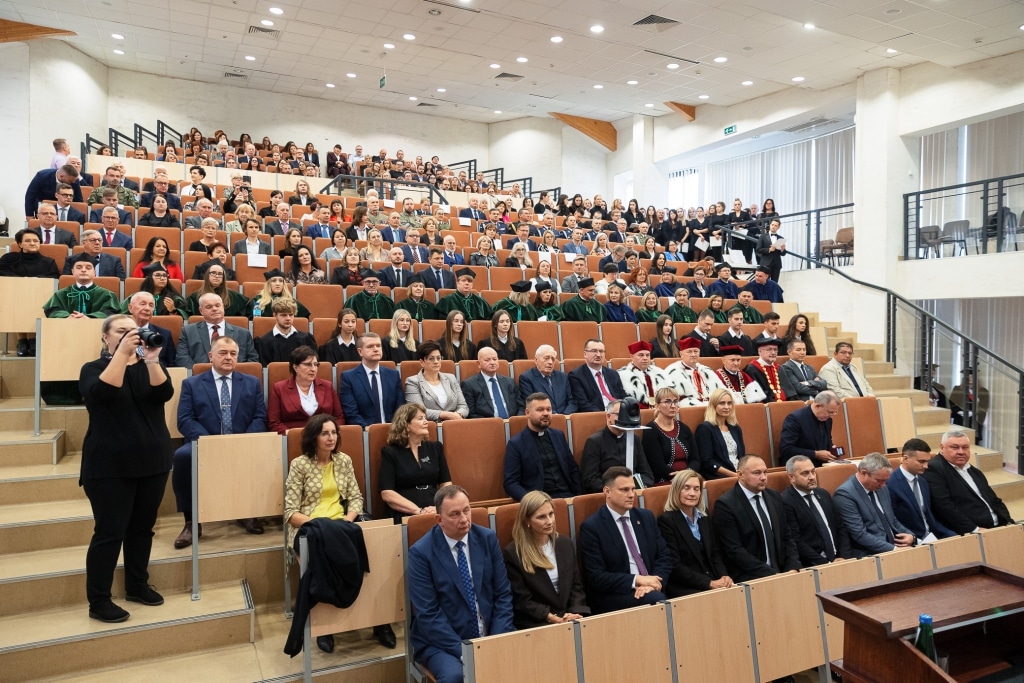 Inauguracja Roku Akademickiego: uczestnicy siedzą w auli uniwersyteckiej.