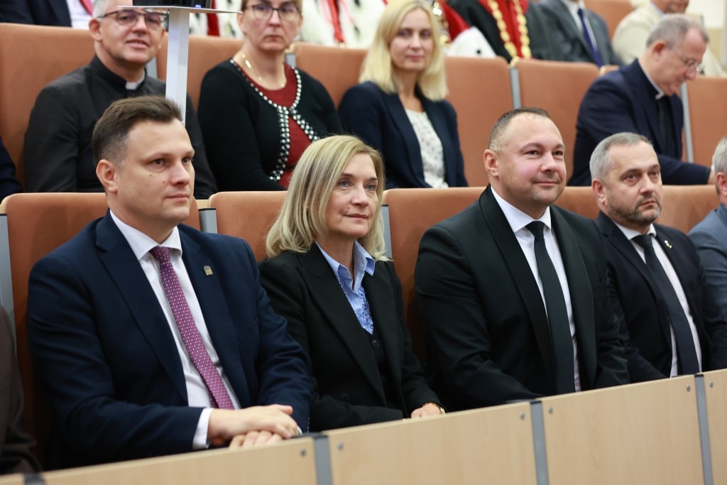 Uczestnicy inauguracji roku akademickiego siedzą w sali.