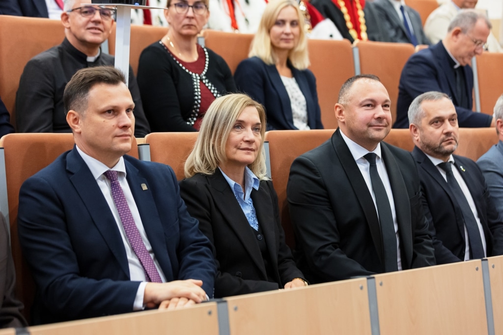 Ludzie w strojach akademickich podczas inauguracji roku akademickiego