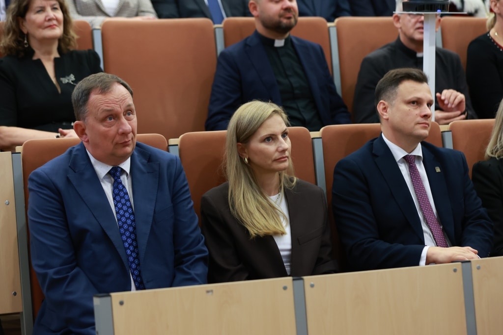 Uczestnicy Inauguracji Roku Akademickiego siedzą w sali wykładowej.