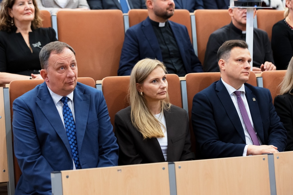Uczestnicy inauguracji roku akademickiego siedzą w sali wykładowej.