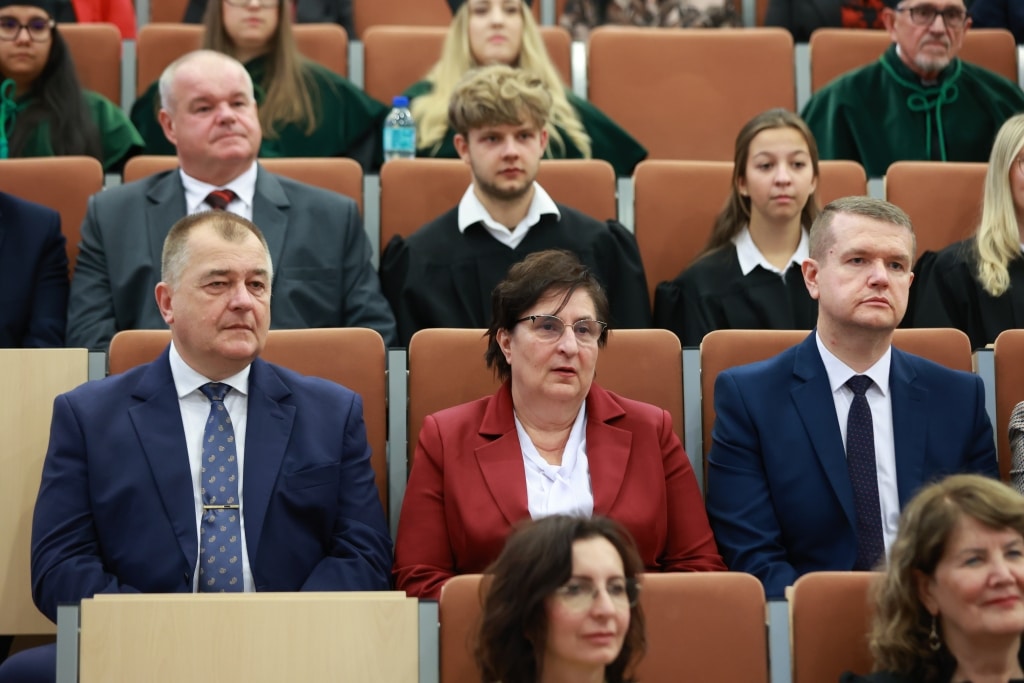 Uczestnicy Inauguracji Roku Akademickiego w togach i biretach