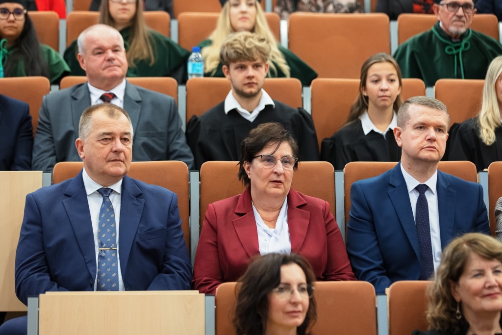 Uroczysta inauguracja roku akademickiego: uczestnicy w togach i garniturach