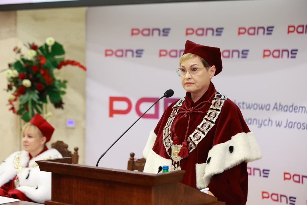 Profesor w todze podczas inauguracji roku akademickiego w PANS Jarosław.