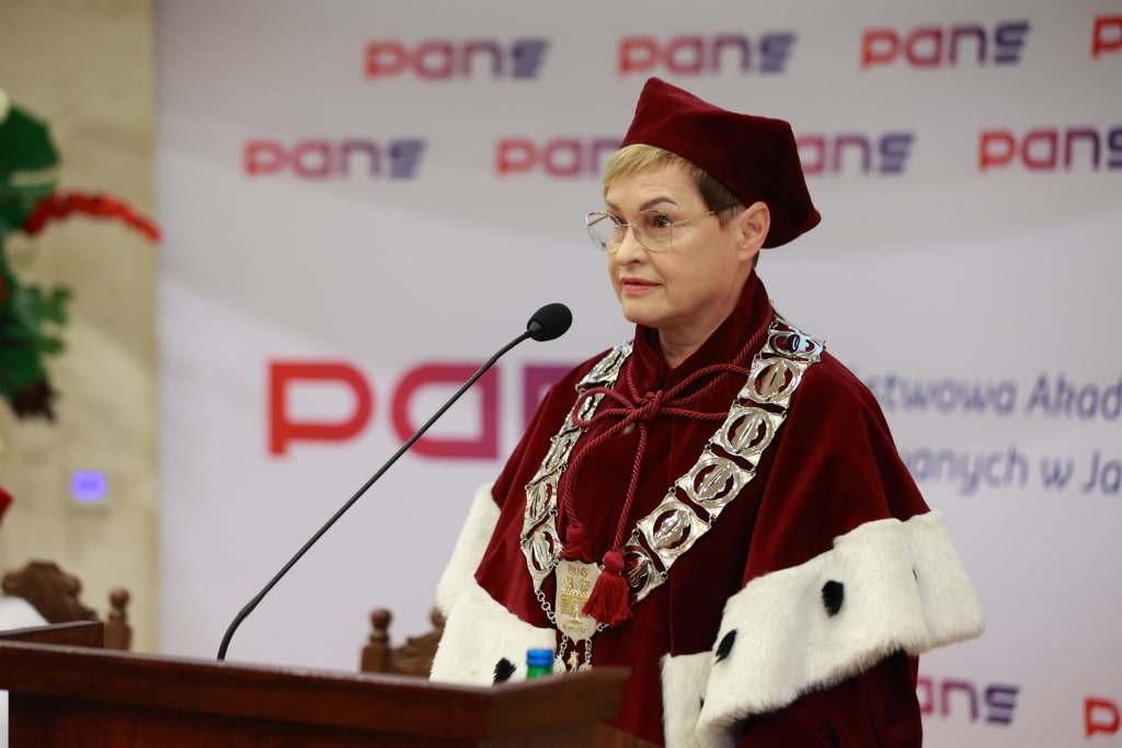 Profesor w todze akademickiej podczas inauguracji roku akademickiego PANS